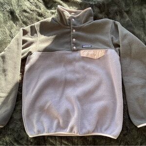 Small Patagonia Synchilla Fleece in Gray and Light Purple